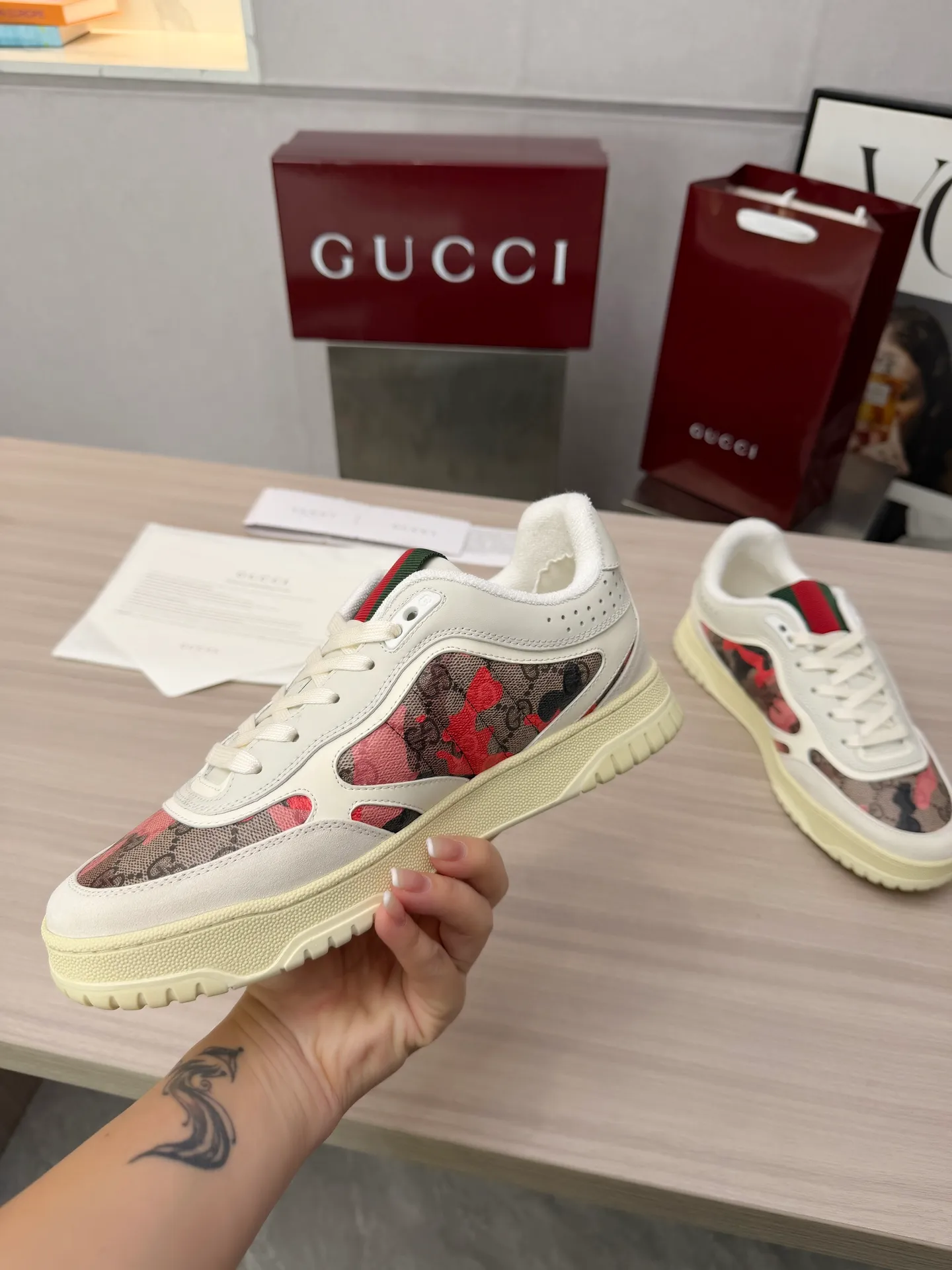 [G Home] P: 600💰 Men's Size: Men's 39-44 (45 custom-made) 🆕2025.GUCC Gucci original order quality The latest popular high and low top distressed couple sneakers series are shipped. Original purchase, development and production. This high and low top sneakers adopt a basketball-style silhouette design, cleverly integrated with hollow panels and distressed effects, showing unique ingenuity. The ingenuity incorporates brand logo details such as interlocking Double G styling accessories and Gucci lettering, a low-key tribute to the brand's design heritage. Exquisite packaging at the delivery counter 🛍📦 ▪️ Fabric: Original customized imported first-layer cowhide ▪️ Inner lining: Imported first-layer cowhide ▪️ Sole: Original molded two-color TPU sole ▪️ Sole thickness: 3cm